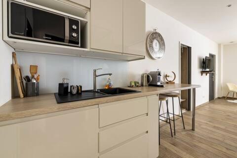 Studio Chic Avec Salon Et Terrasse Privee Apartment Tourcoing Exterior photo